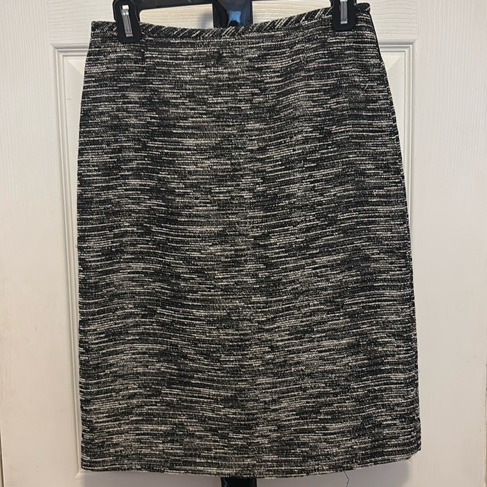 Gorgeous textured Tahari pencil skirt